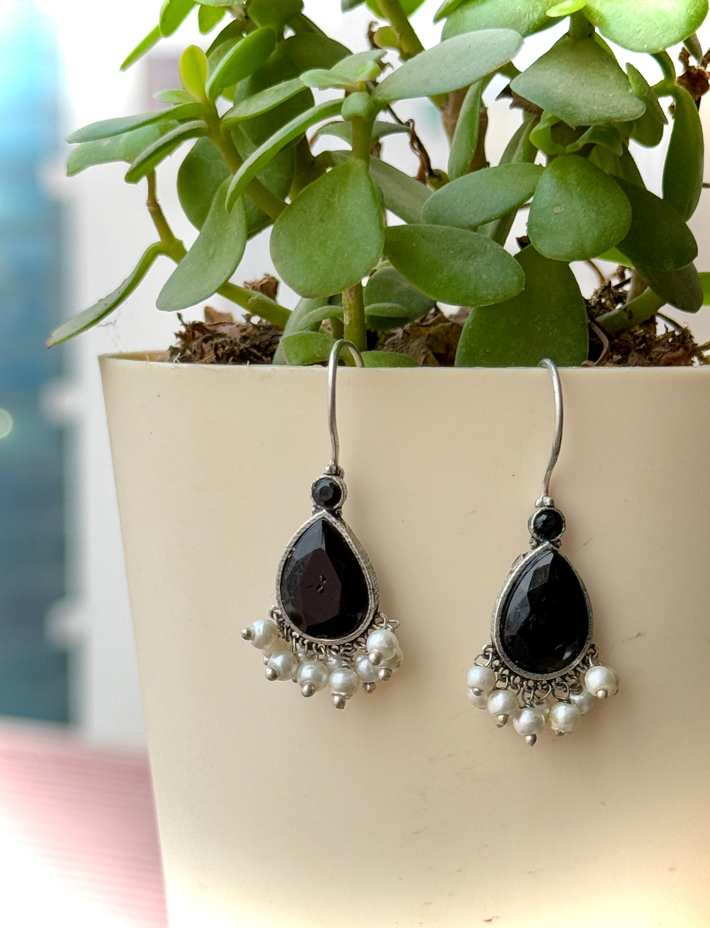 Lightweight Dangling Pearl Earrings