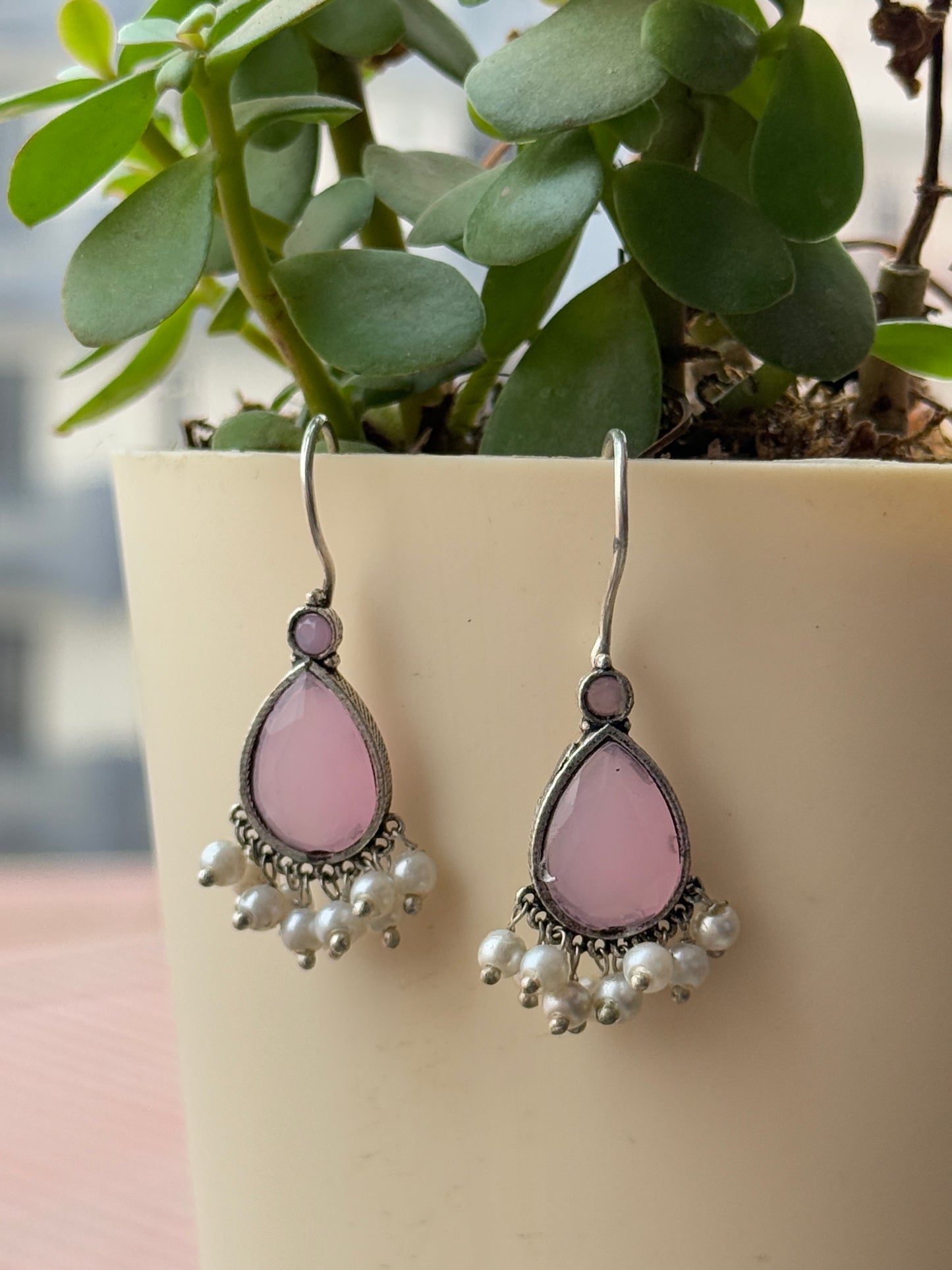Lightweight Dangling Pearl Earrings
