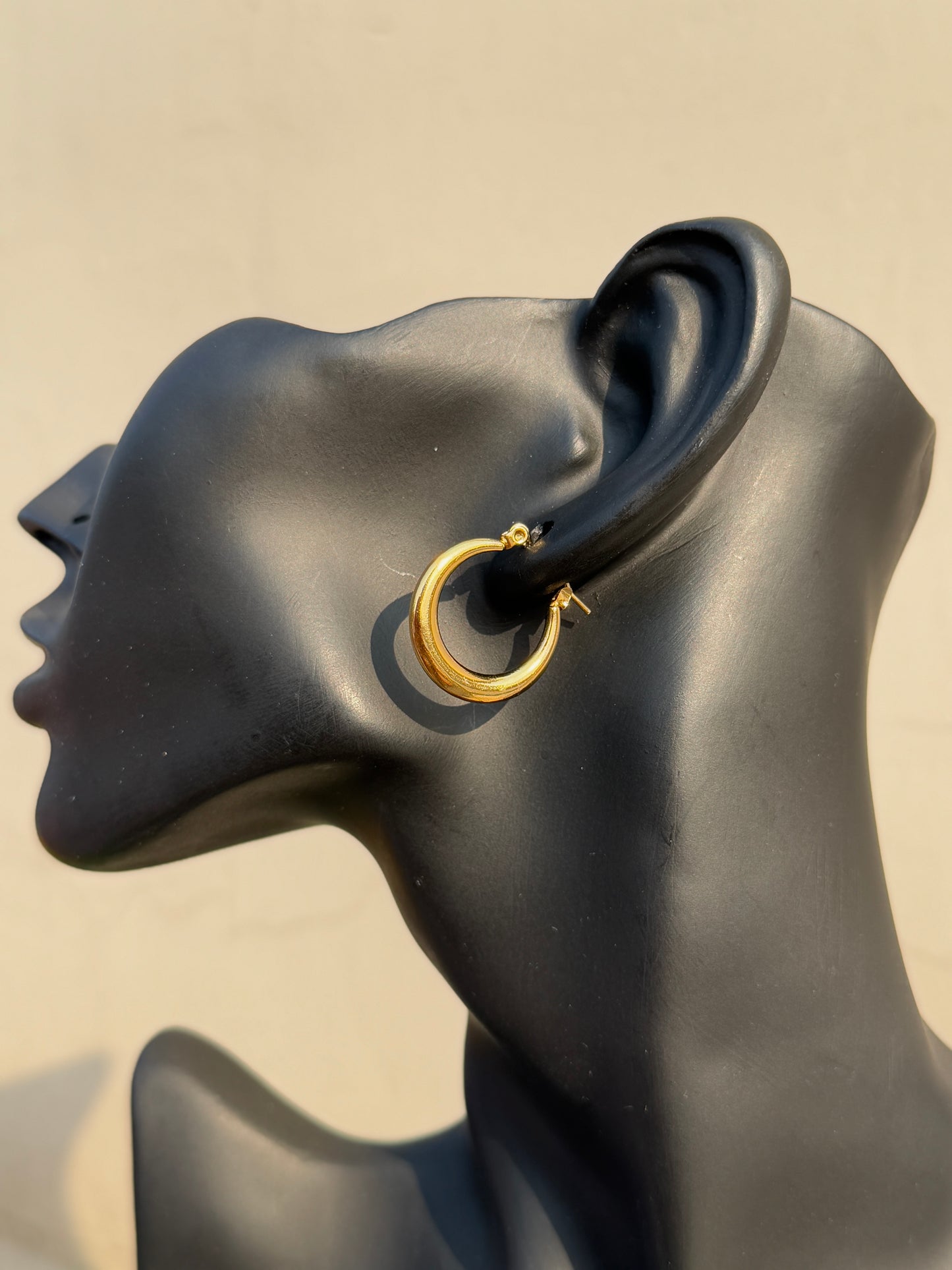 Anti-Tarnish Lightweight Hoop Earrings | Waterproof & Hypoallergenic