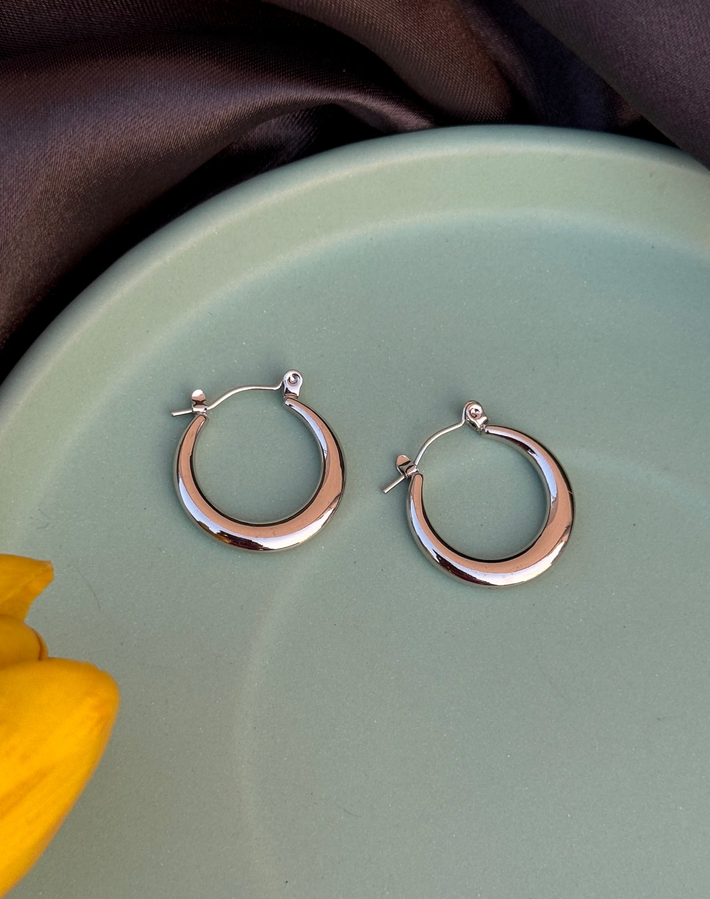 Anti-Tarnish Lightweight Hoop Earrings | Waterproof & Hypoallergenic