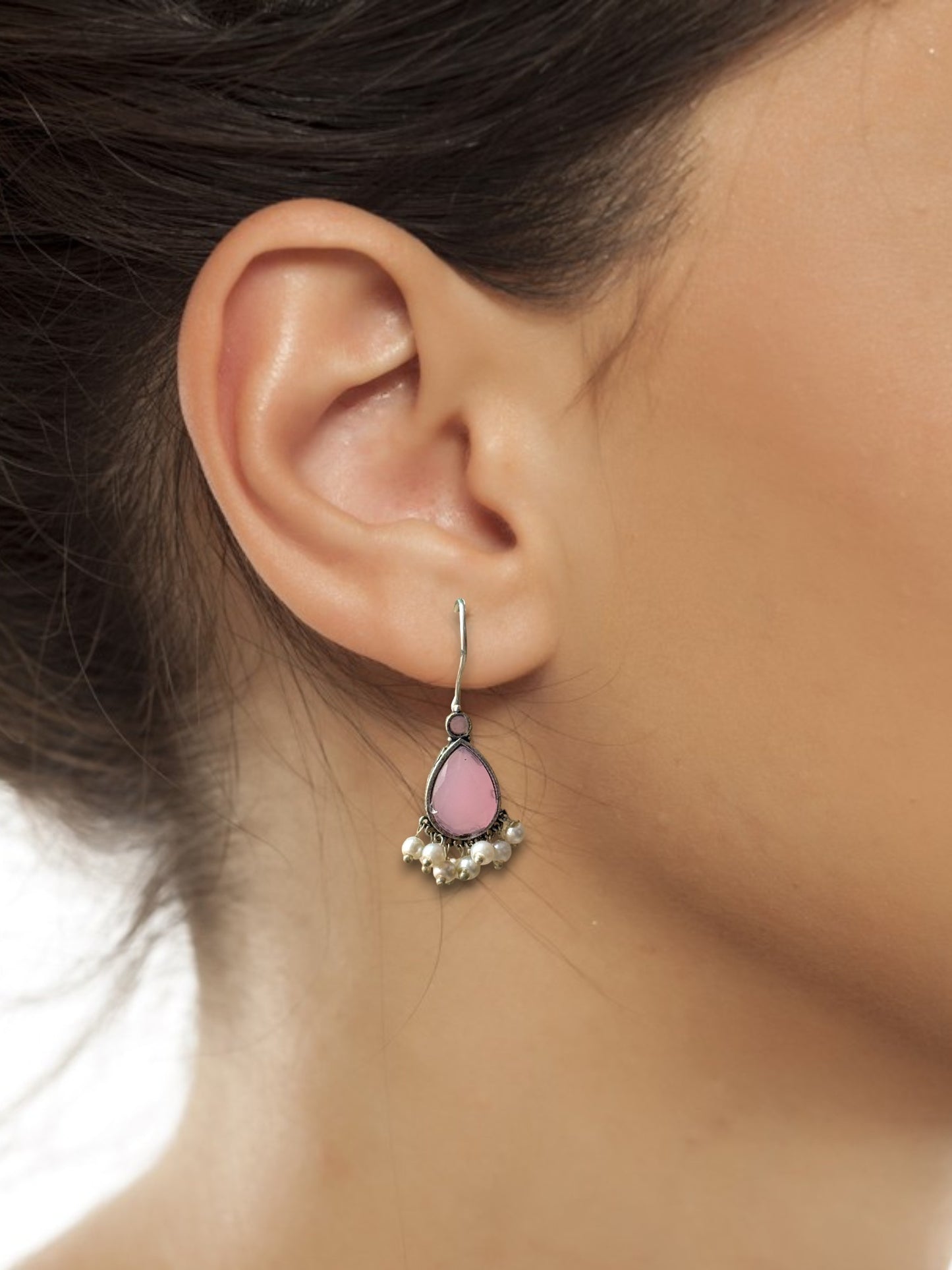 Lightweight Dangling Pearl Earrings