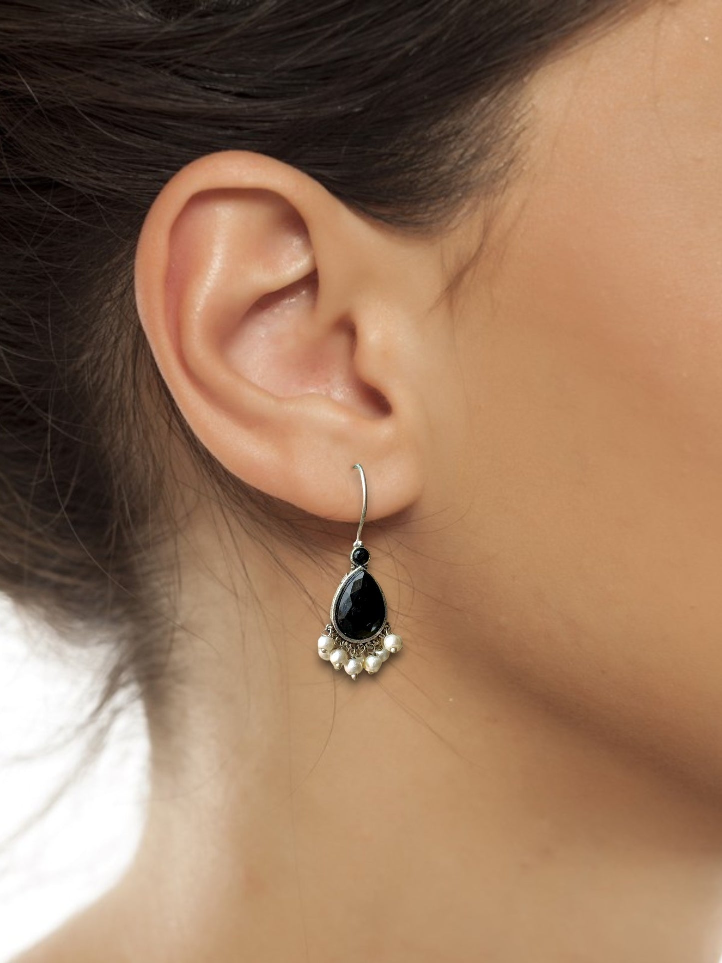 Lightweight Dangling Pearl Earrings