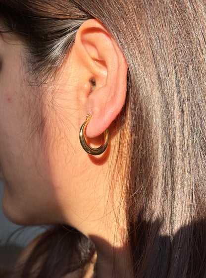 Anti-Tarnish Lightweight Hoop Earrings | Waterproof & Hypoallergenic