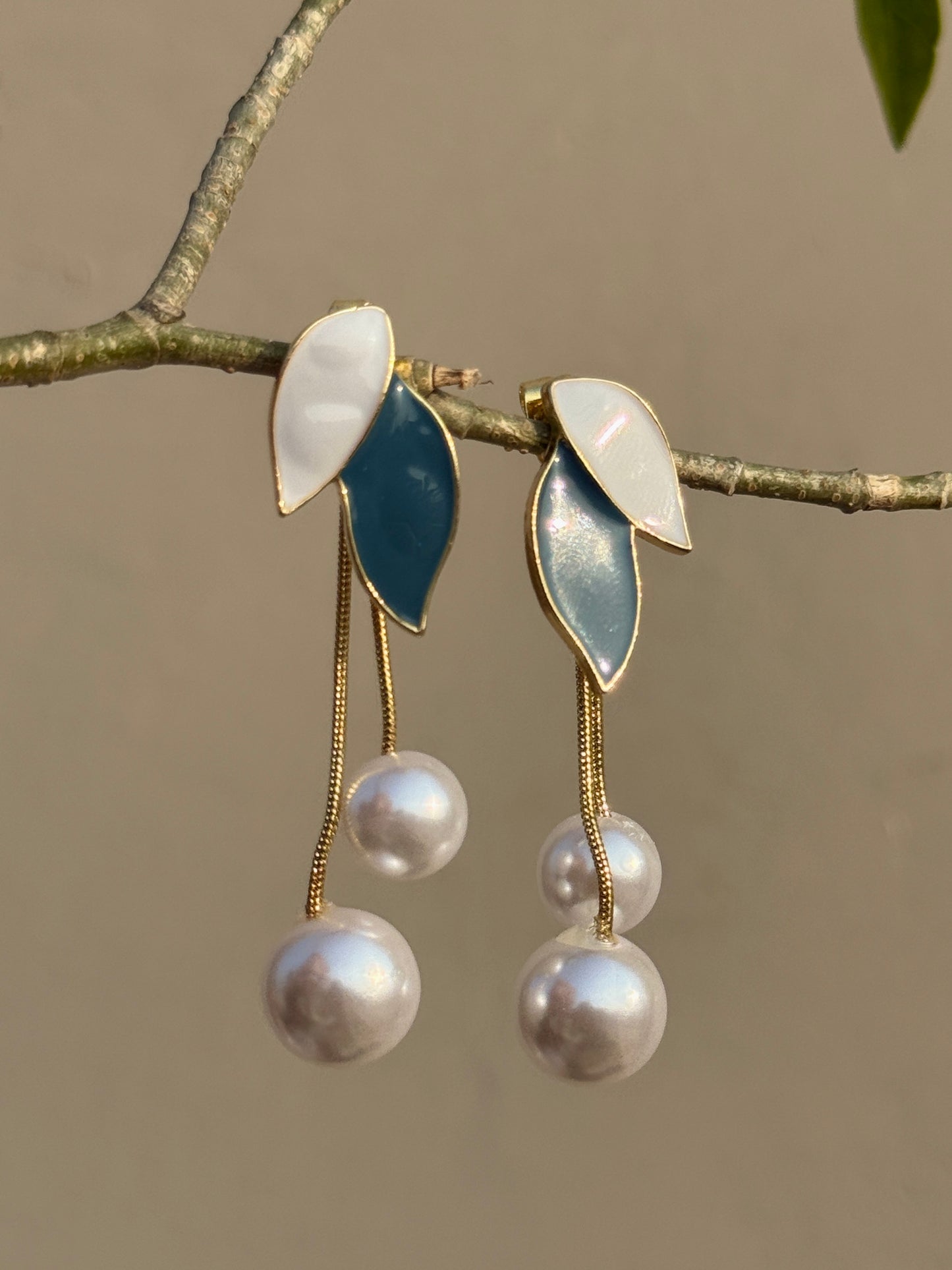 2-in-1 Leaf Earrings with Detachable Dangling Pearls