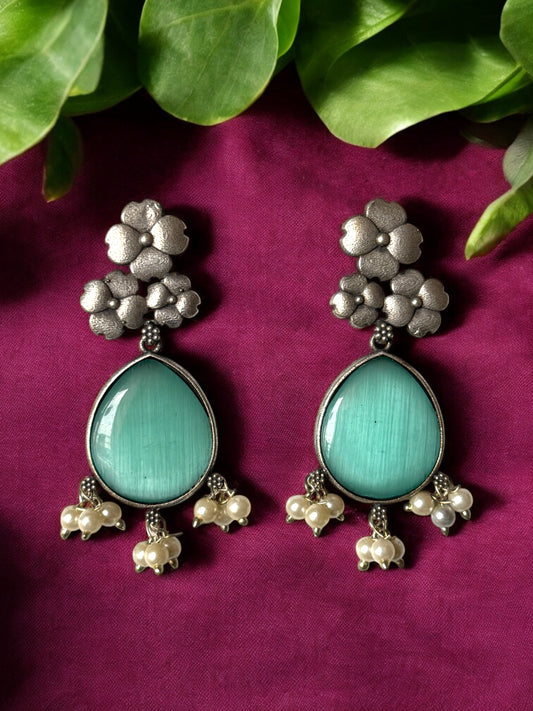 Small Flower Embedded Silk Stone Earrings