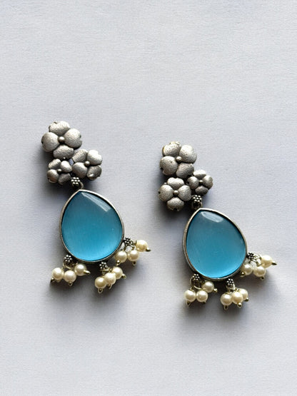 Small Flower Embedded Silk Stone Earrings