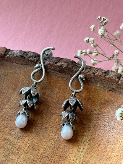 Leaf Hanging Pearl-Embedded Earrings – Elegant Drop Design