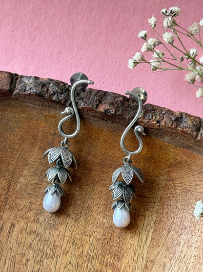 Leaf Hanging Pearl-Embedded Earrings – Elegant Drop Design