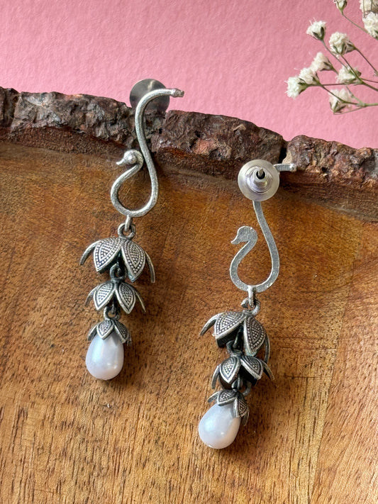 Leaf Hanging Pearl-Embedded Earrings – Elegant Drop Design