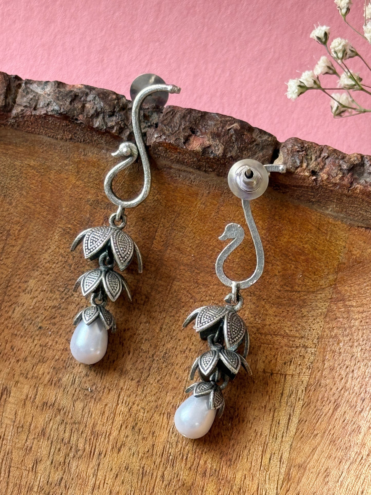 Leaf Hanging Pearl-Embedded Earrings – Elegant Drop Design