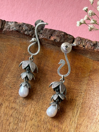 Leaf Hanging Pearl-Embedded Earrings – Elegant Drop Design