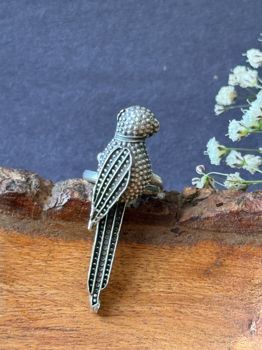 Parrot-Inspired Adjustable Finger Ring – Nature Statement Design